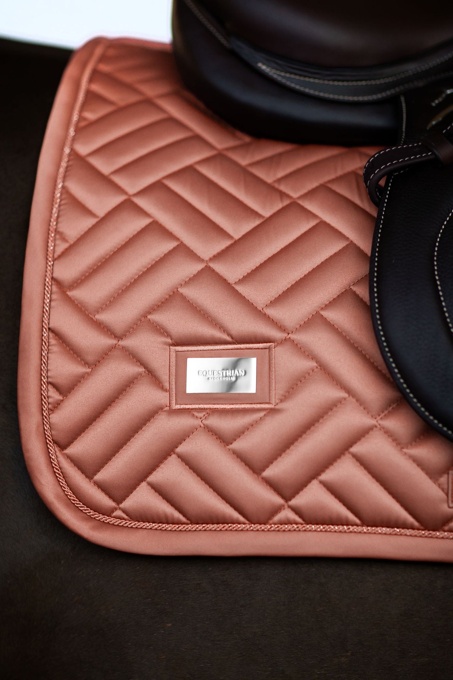 Equestrian Stockholm Modern Coral sviedrene