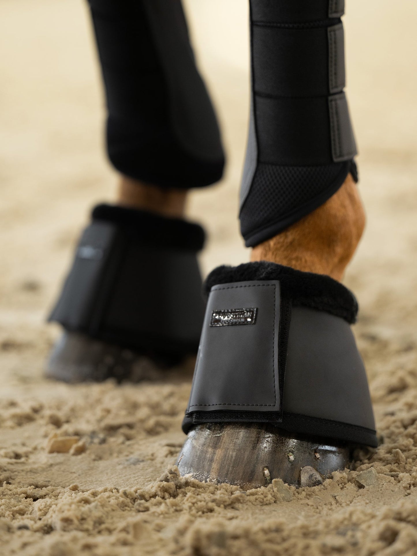 Equestrian Stockholm zvani melnā krāsā