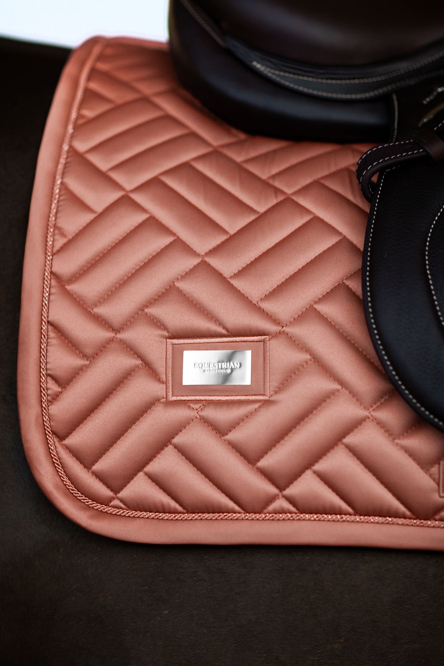 Equestrian Stockholm Modern Coral sviedrene
